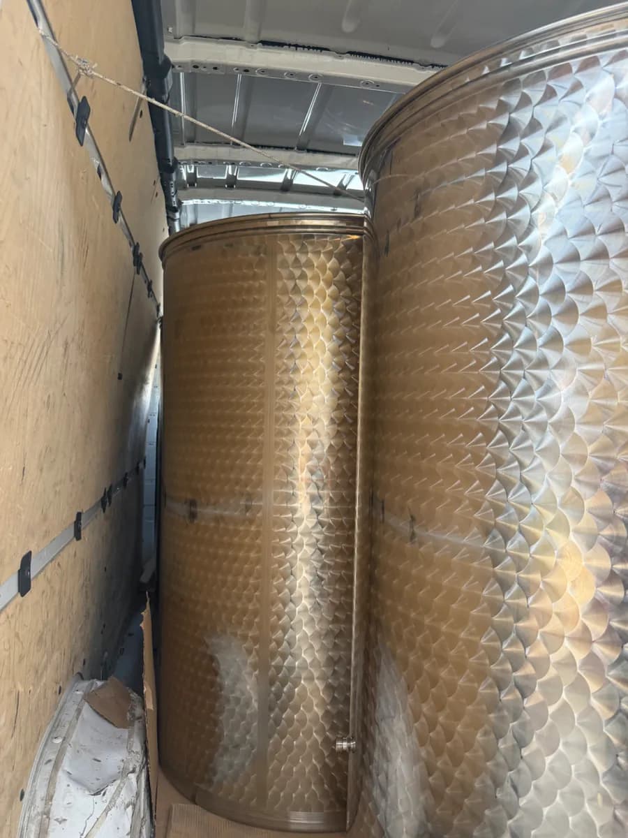 Cuve 10 HL neuves, avec petites rayures 